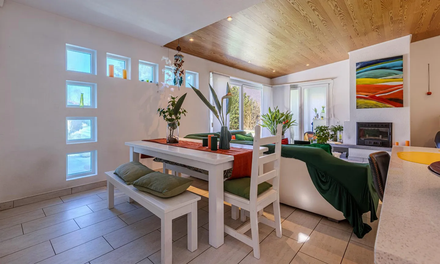 VILLA 5.5 AUF EINER EBENE MIT GROSSEM GELÄNDE UND SCHWIMMBAD IN CAMORINO - Foto 4 von 9