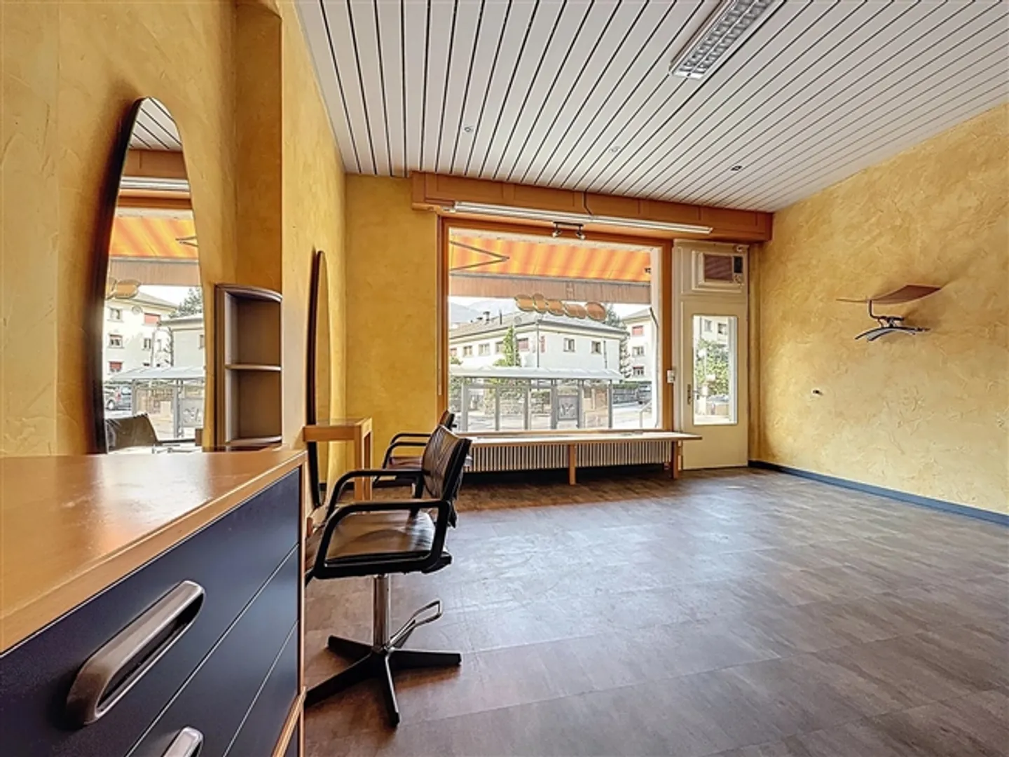 For rent commercial premises in Rue Beausite 2 in Sierre - Photo 2 of 8