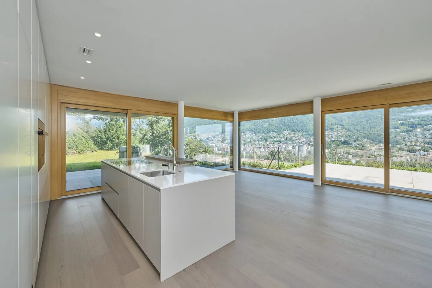 Luxury Penthouse with Lake View - Photo 2 of 14