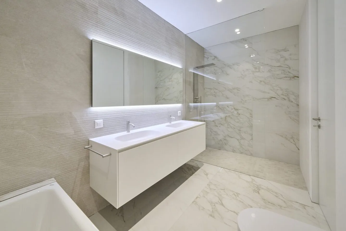 Luxury Penthouse with Lake View - Photo 3 of 14