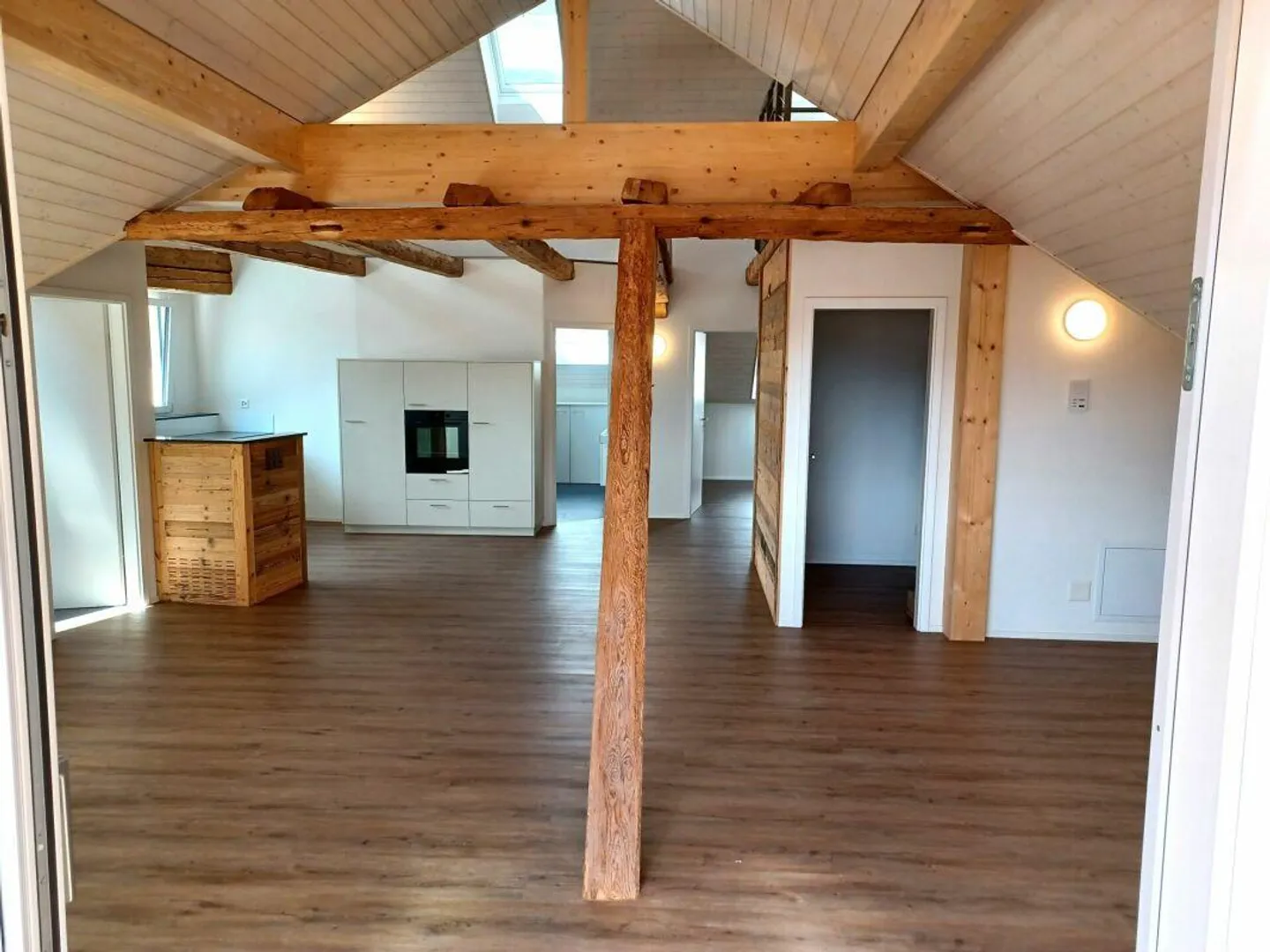 Appartement spacieux en attique dans une maison mitoyenne - Photo 2 sur 13