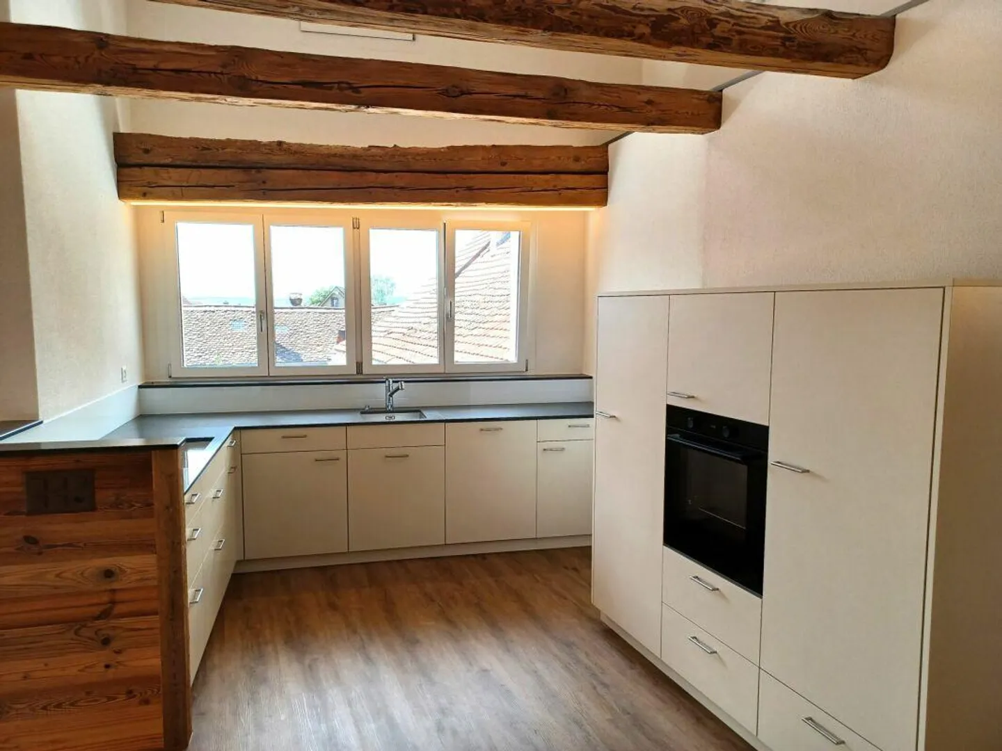 Appartement spacieux en attique dans une maison mitoyenne - Photo 3 sur 13