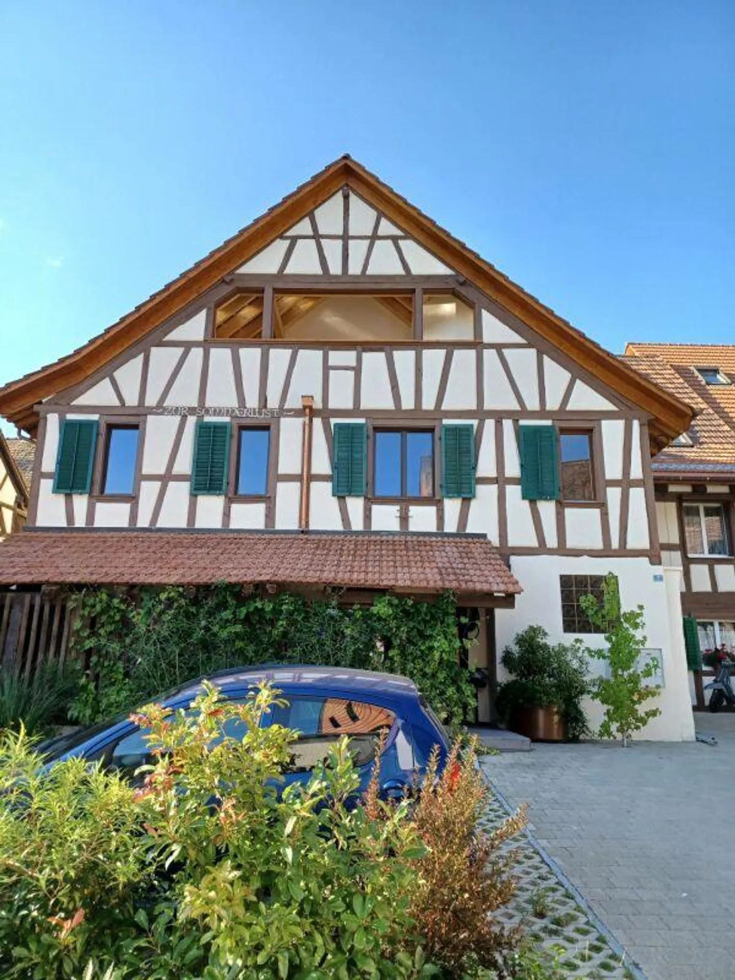 Appartement spacieux en attique dans une maison mitoyenne - Photo 1 sur 13