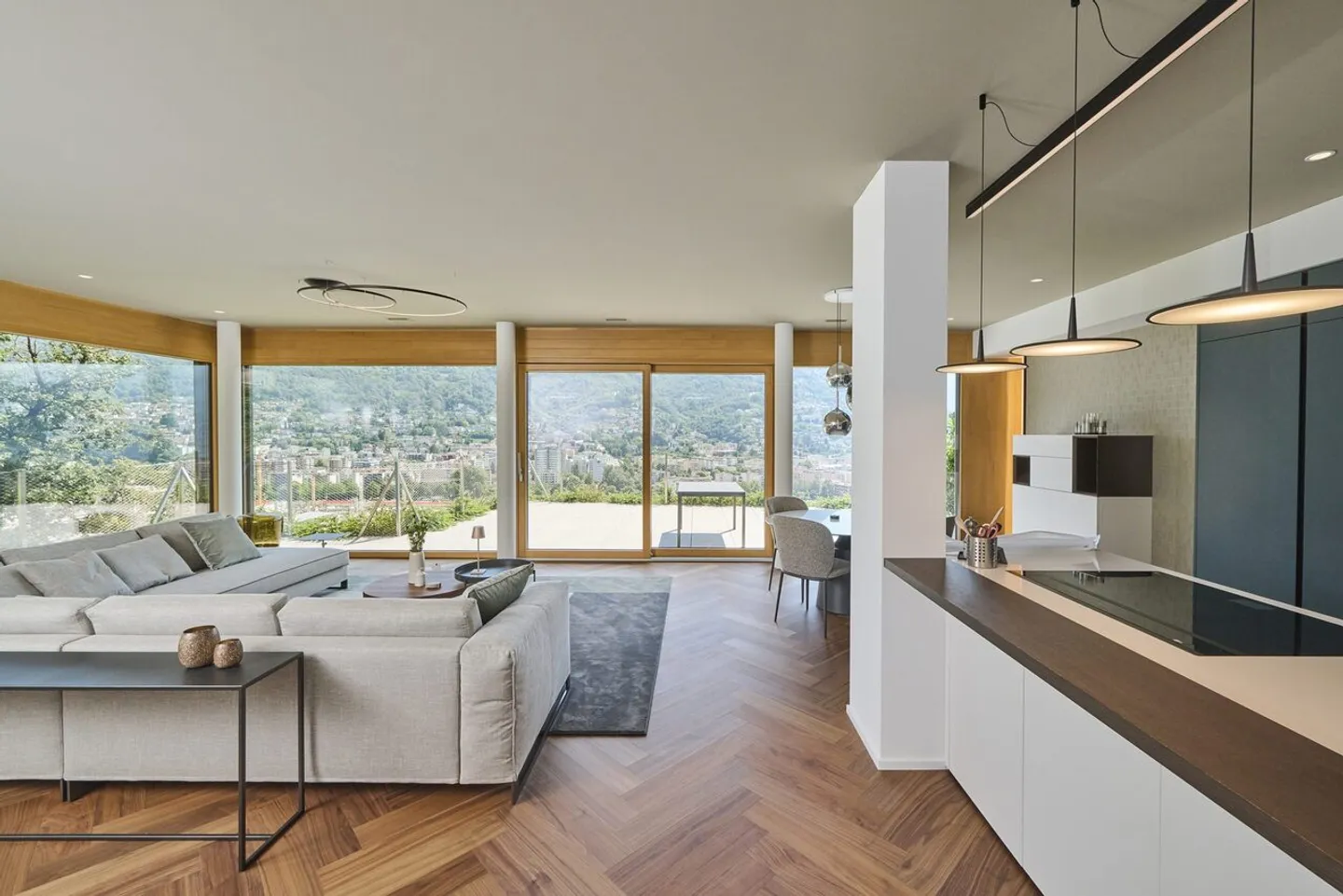 Luxury Penthouse with Lake View - Photo 1 of 14