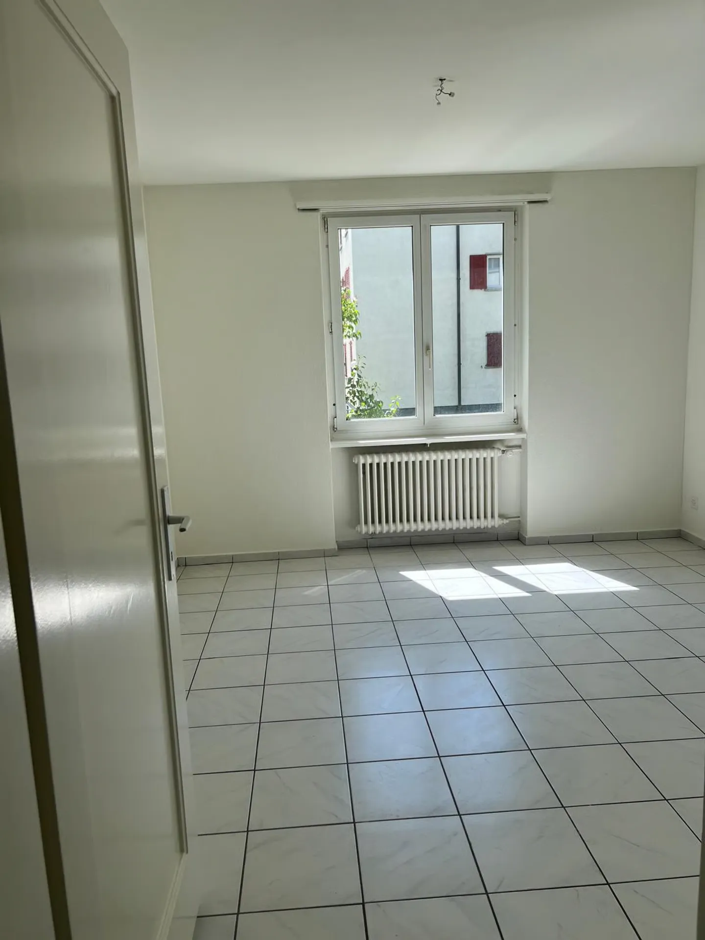 Luminoso appartamento di 3,5 locali con balcone - nuova cucina - Foto 9 di 14