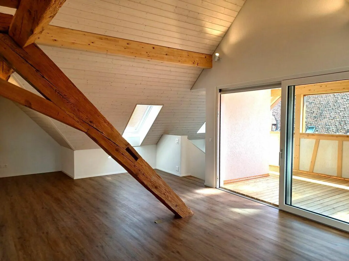 Appartement spacieux en attique dans une maison mitoyenne - Photo 4 sur 13