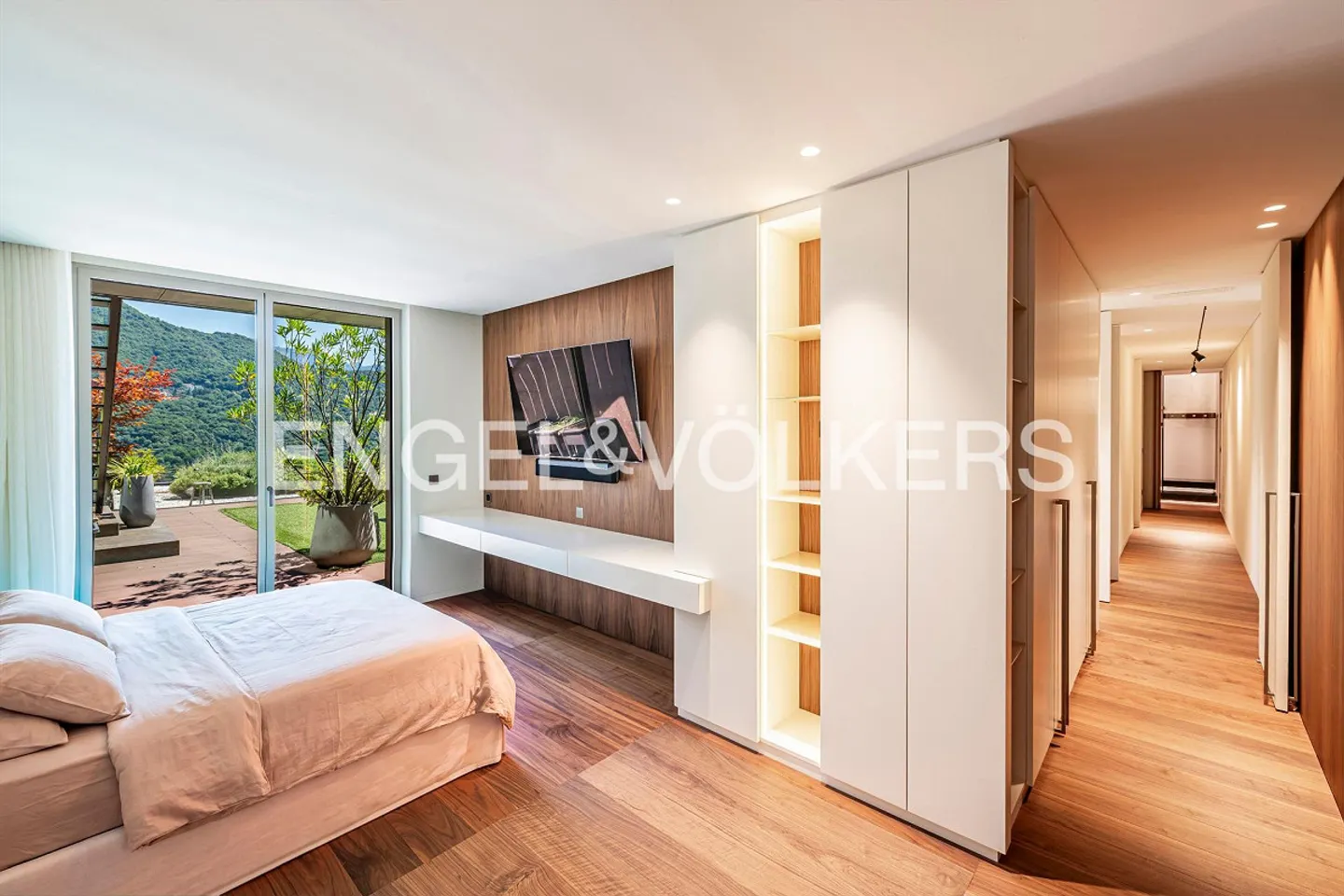 Contemporary prestigious residence - Photo 12 of 15
