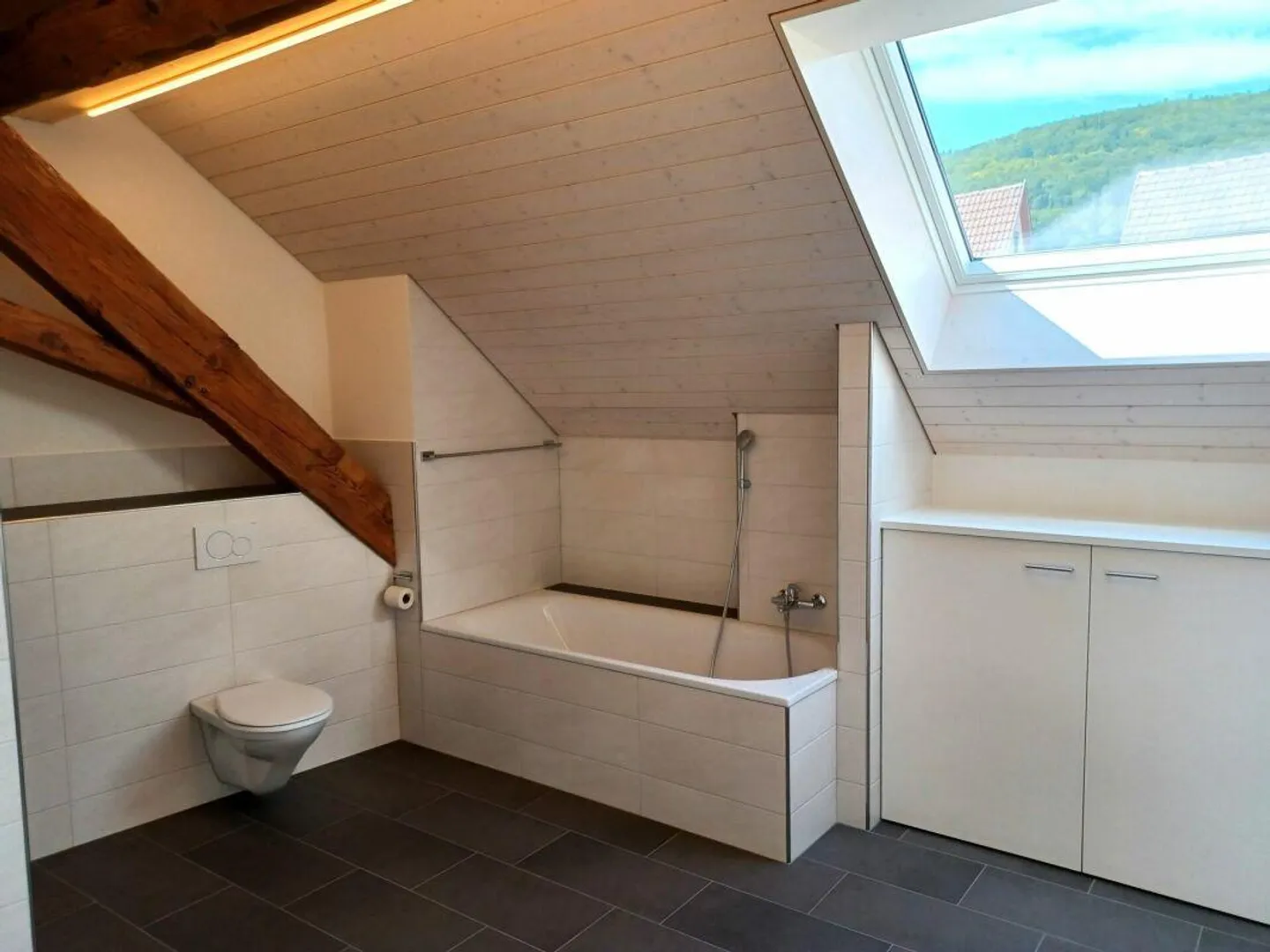 Appartement spacieux en attique dans une maison mitoyenne - Photo 5 sur 13