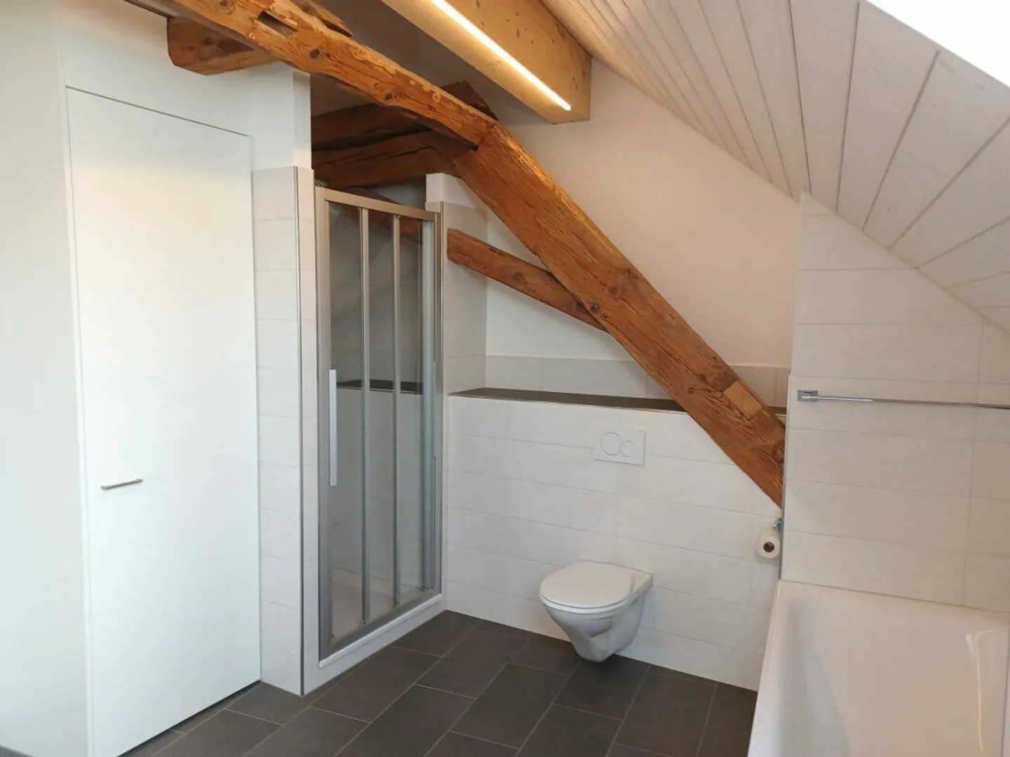 Appartement spacieux en attique dans une maison mitoyenne - Photo 6 sur 13