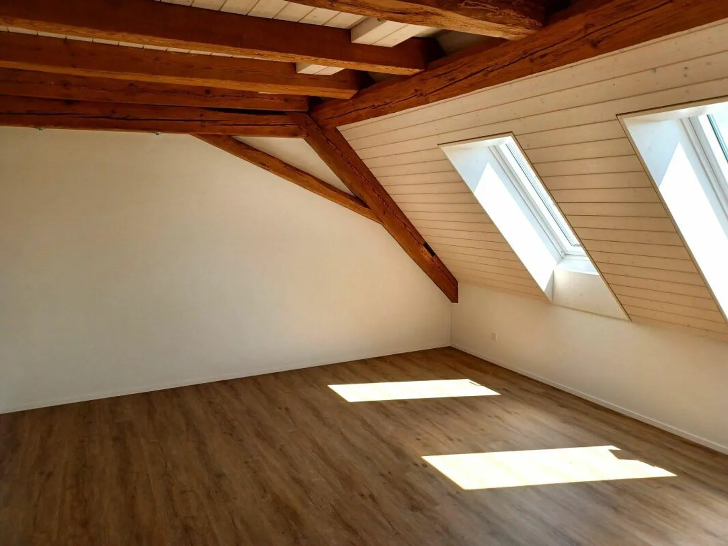 Appartement spacieux en attique dans une maison mitoyenne - Photo 9 sur 13