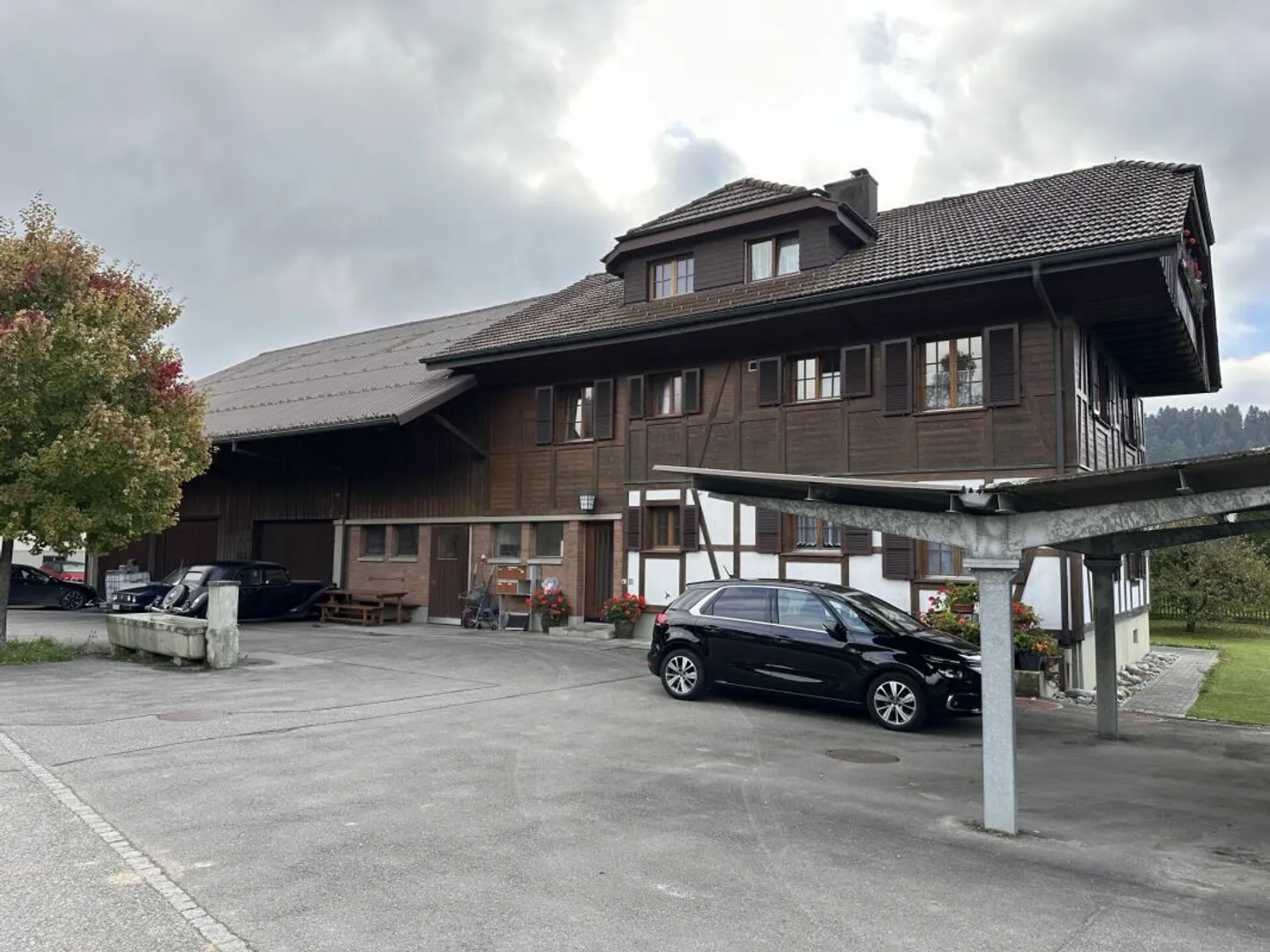 3-Familienhaus mit ehem. Ökonomieteil/Schopf bzw. viel Potenzial - Foto 2 von 11