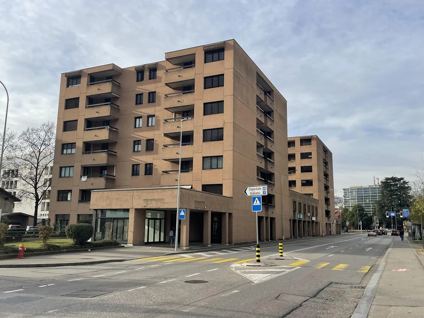 GERÄUMIGER KOMMERZIELLER RAUM MIT FENSTERN IN EINEM GEBIET MIT HOHEM VERKEHR - Foto 11 von 13