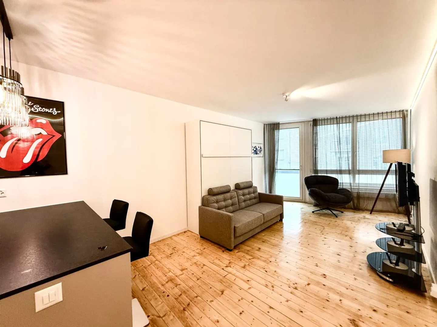 Charmant studio rénové - Photo 1 sur 4