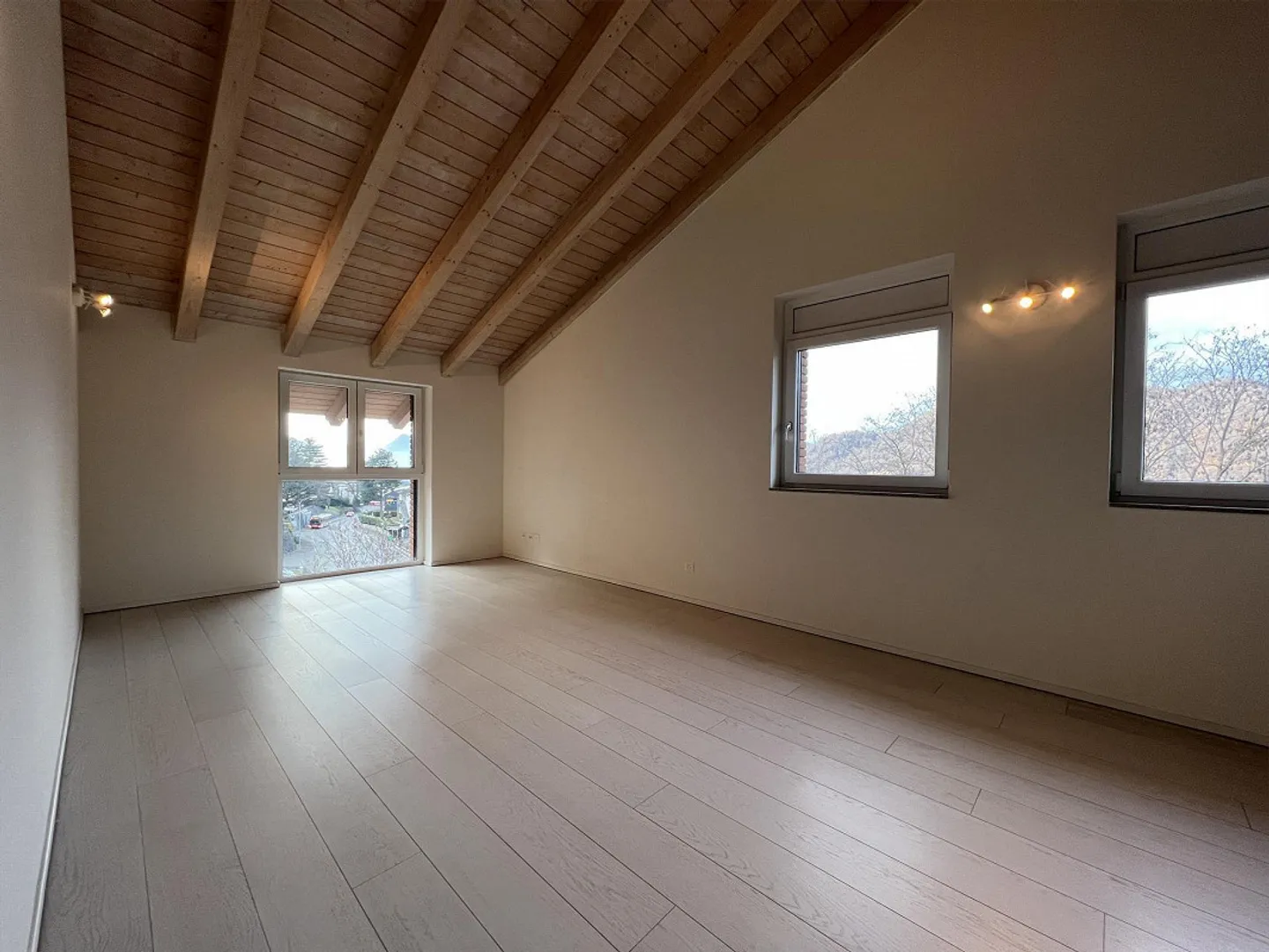 Moderno attico con tetto a vista in vendita a Cadro - Foto 2 di 15