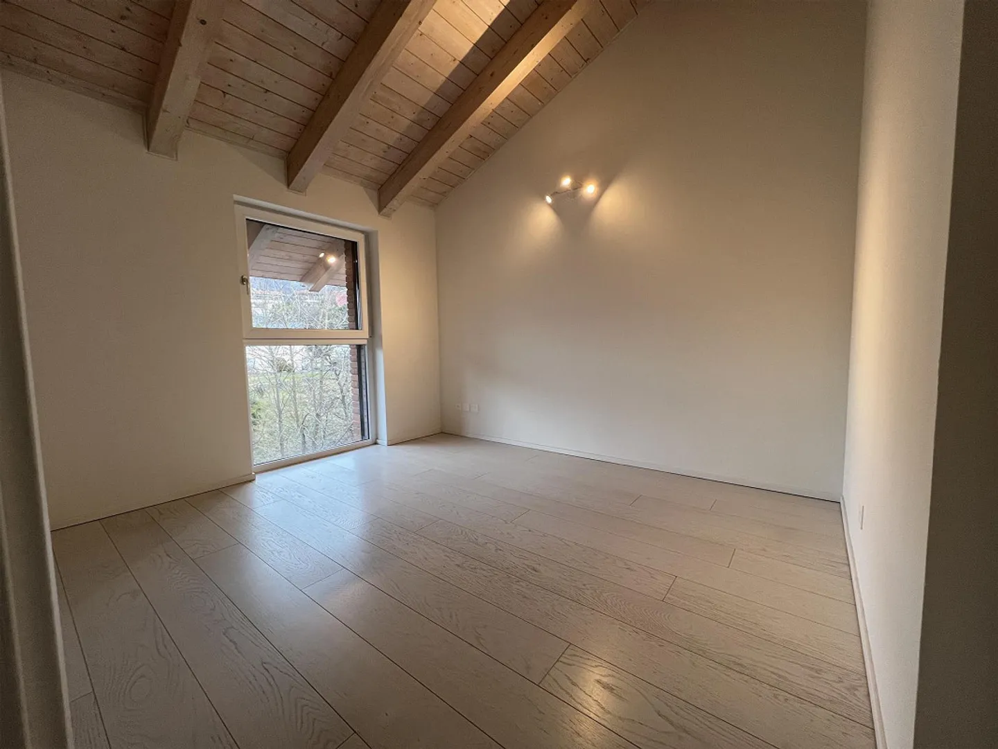 Moderno attico con tetto a vista in vendita a Cadro - Foto 3 di 15