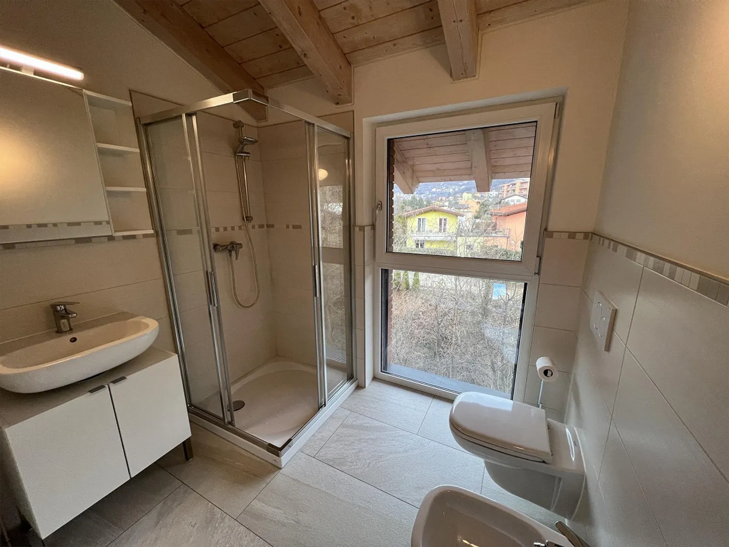Moderno attico con tetto a vista in vendita a Cadro - Foto 9 di 15