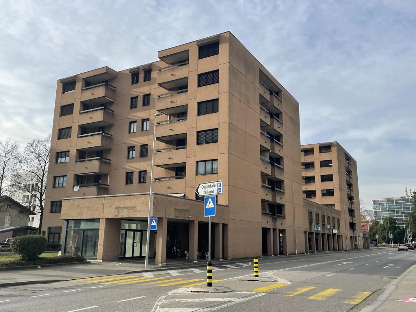 GERÄUMIGER KOMMERZIELLER RAUM MIT FENSTERN IN EINEM GEBIET MIT HOHEM VERKEHR - Foto 12 von 13