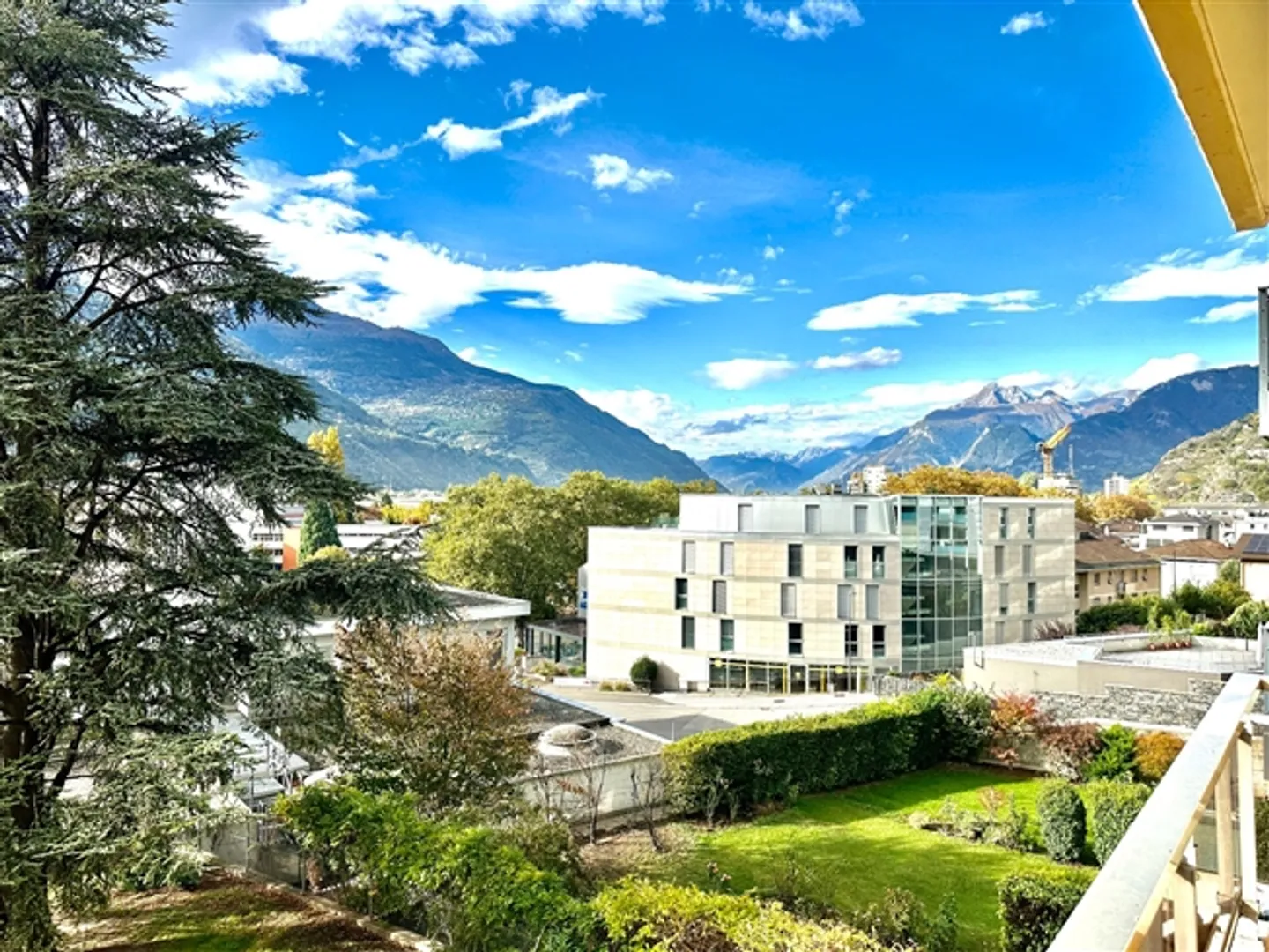 Magnificent 4.5-room apartment in the center of Sion - Photo 2 of 9