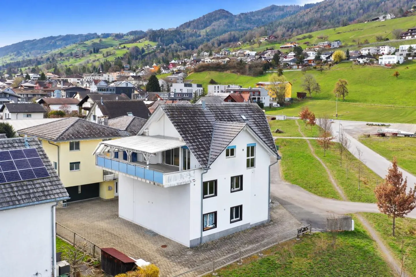 Maison multifamiliale moderne - Photo 2 sur 7