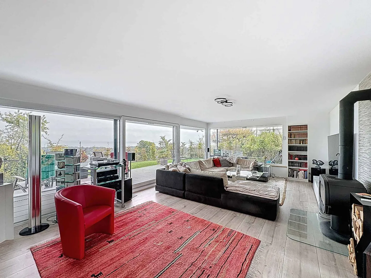 6.5-room detached house with adjoining building land - Photo 3 of 11