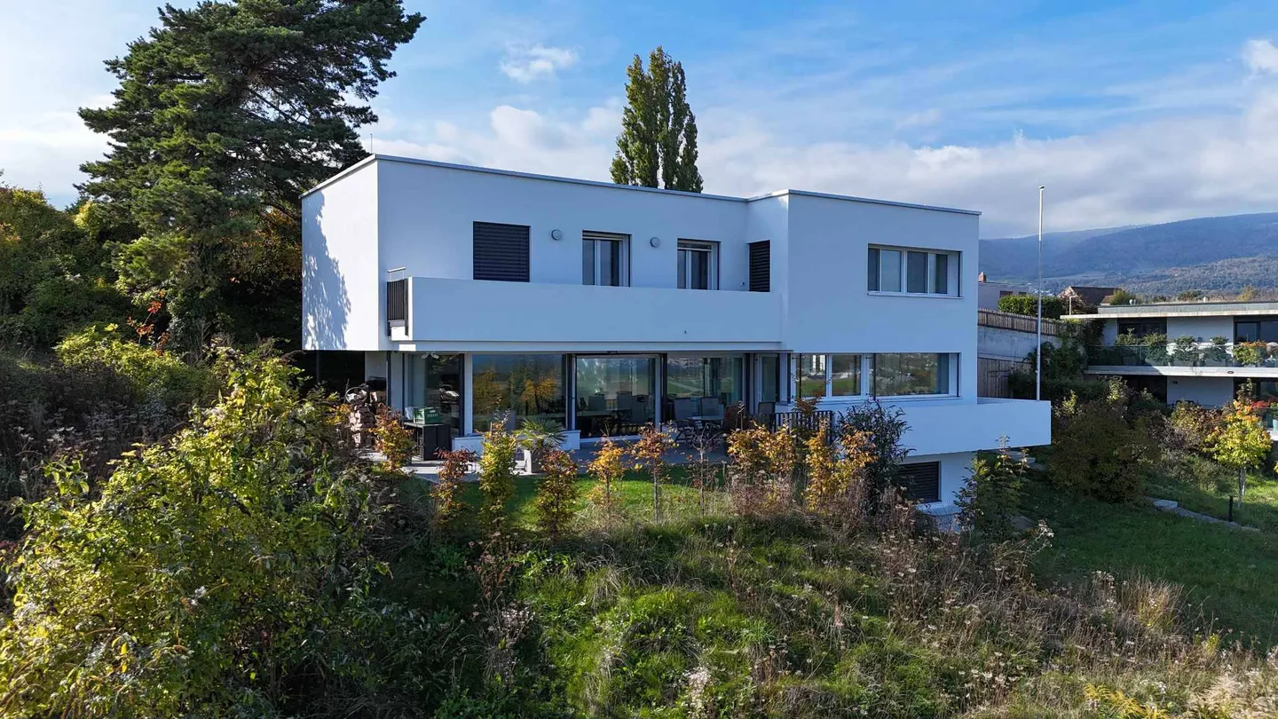 6.5-room detached house with adjoining building land - Photo 1 of 11