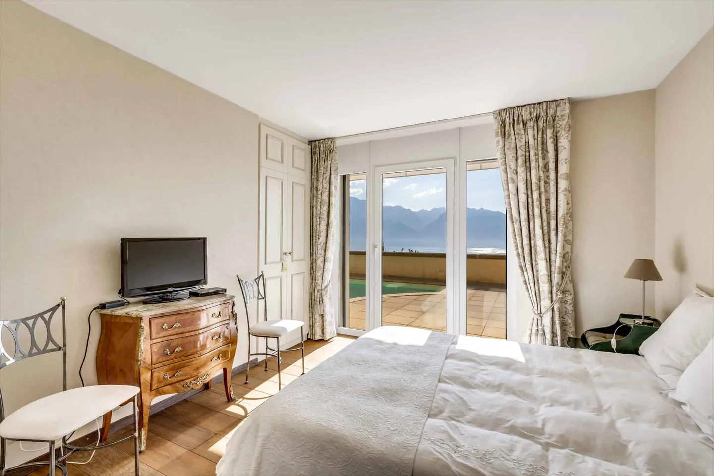 Private pool! Panoramic view of the lake - Photo 11 of 13