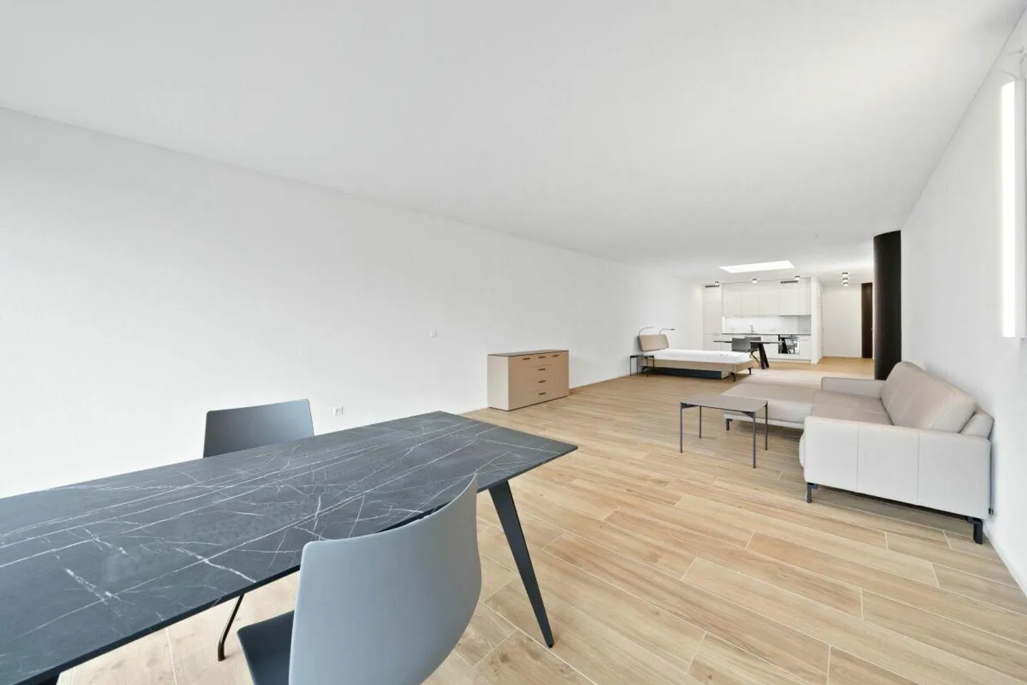 Loft-Atelier meublé de 87 m² au 1er étage - Photo 2 sur 7