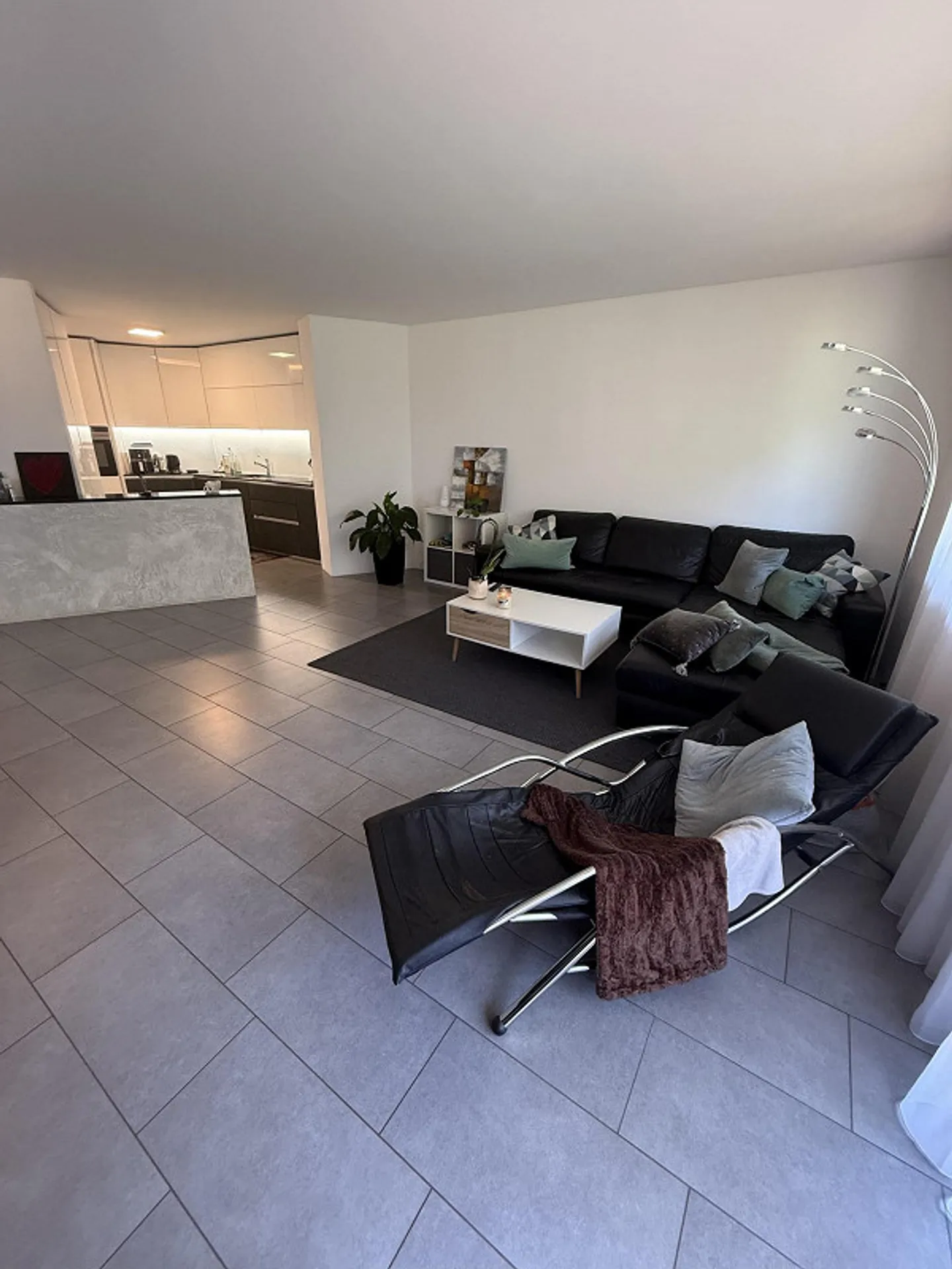Appartamento ristrutturato di 4,5 stanze con vista libera e giardino - Foto 2 di 16