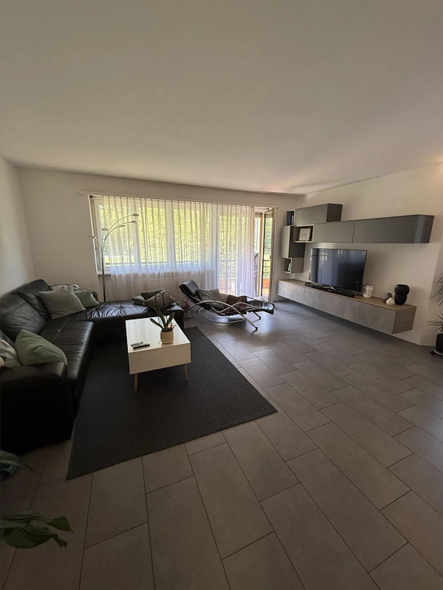 Appartamento ristrutturato di 4,5 stanze con vista libera e giardino - Foto 4 di 16