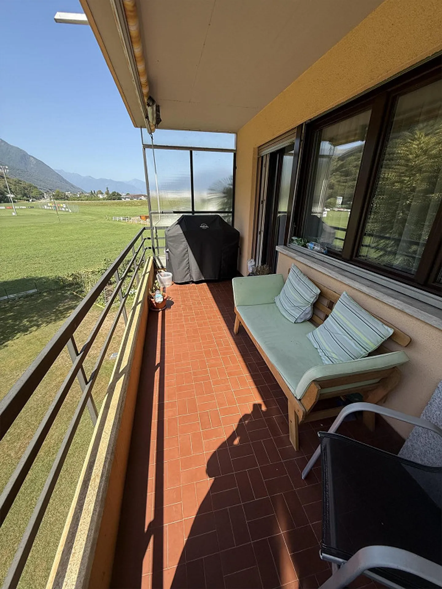 Appartamento ristrutturato di 4,5 stanze con vista libera e giardino - Foto 6 di 16