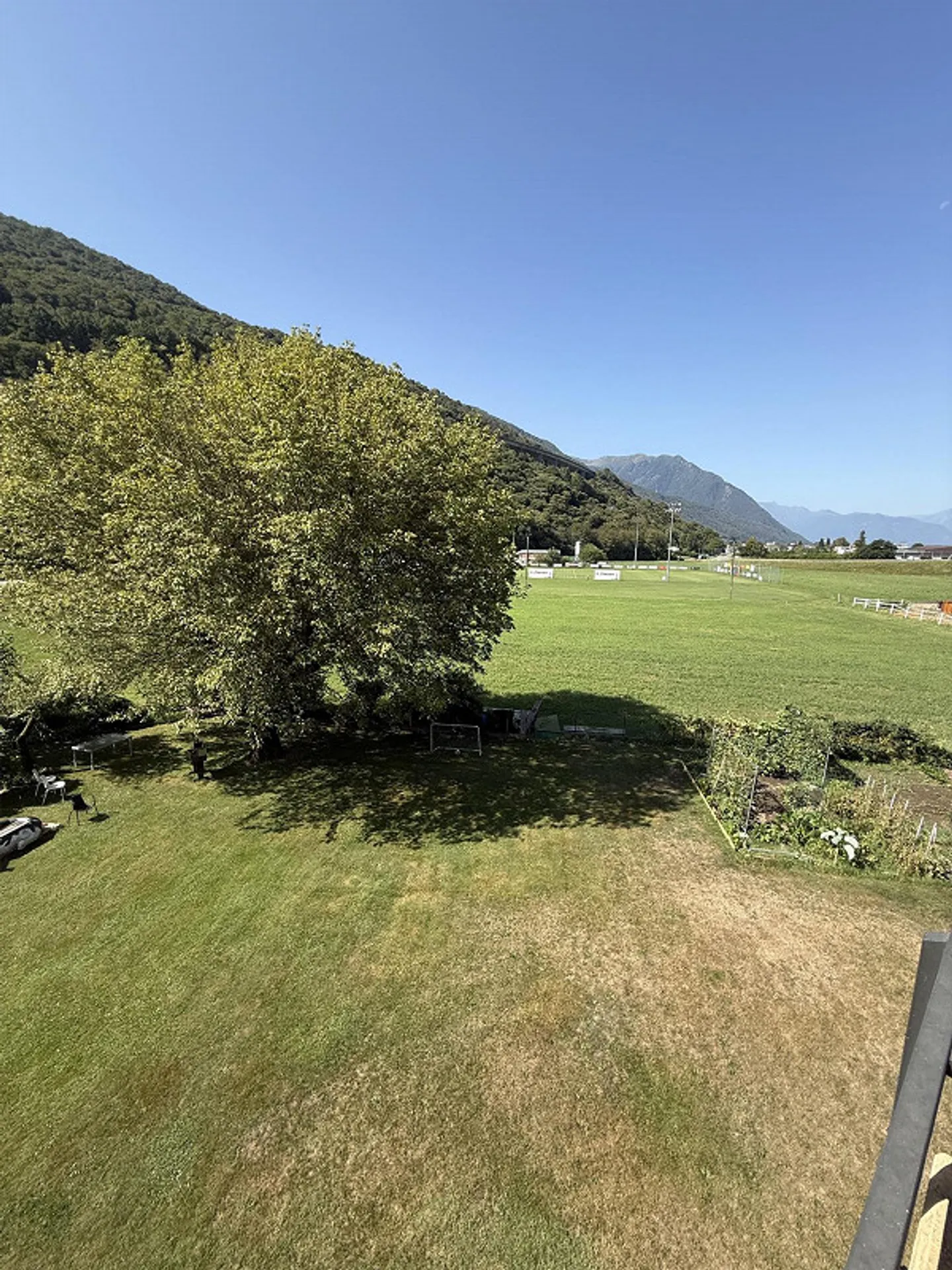 Appartamento ristrutturato di 4,5 stanze con vista libera e giardino - Foto 13 di 16