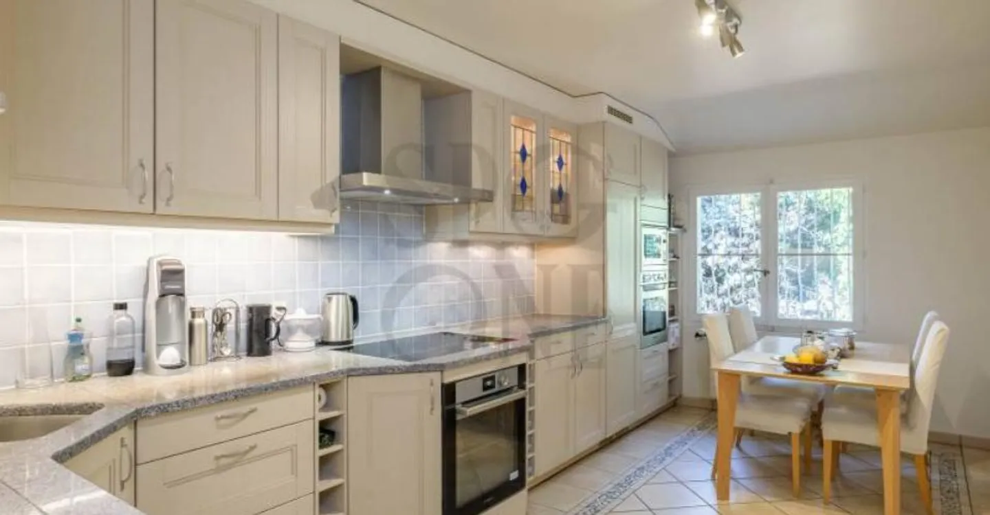 Elegante Familienvilla mit Schwimmbad und Poolhaus - Foto 5 von 6