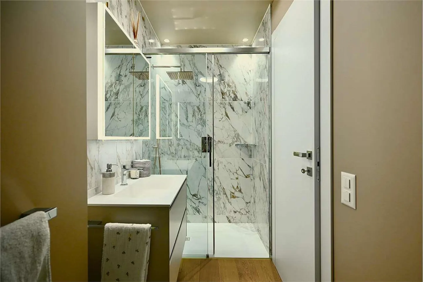 Elegante appartamento di 3,5 locali con vista lago - Foto 11 di 13