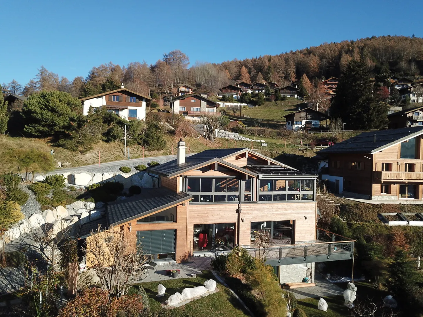 Chalet with Stunning Alpine Views - Photo 3 of 18