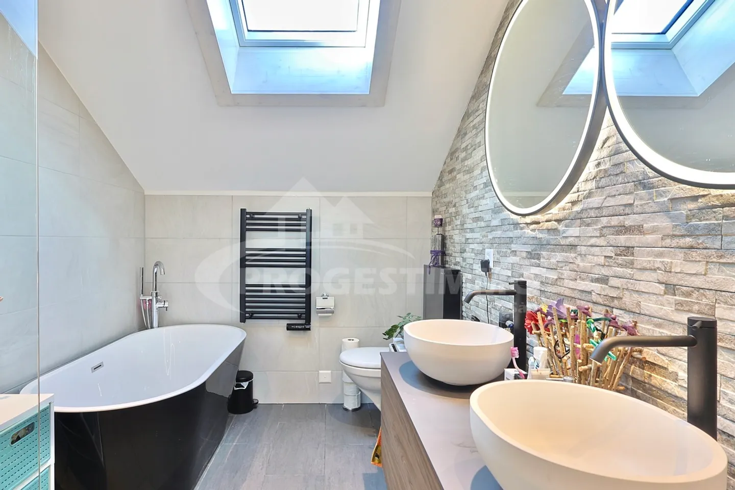 MAISON AVEC 6,5 CHAMBRES, ALLIANT CONFORT, ESPACE ET CALME - Photo 4 sur 11