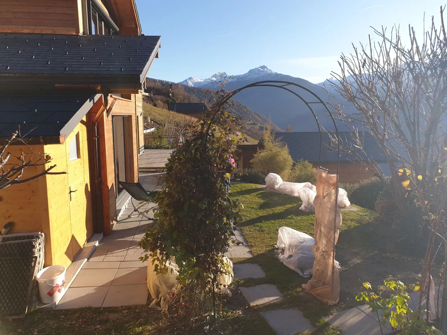 Chalet with Stunning Alpine Views - Photo 8 of 18