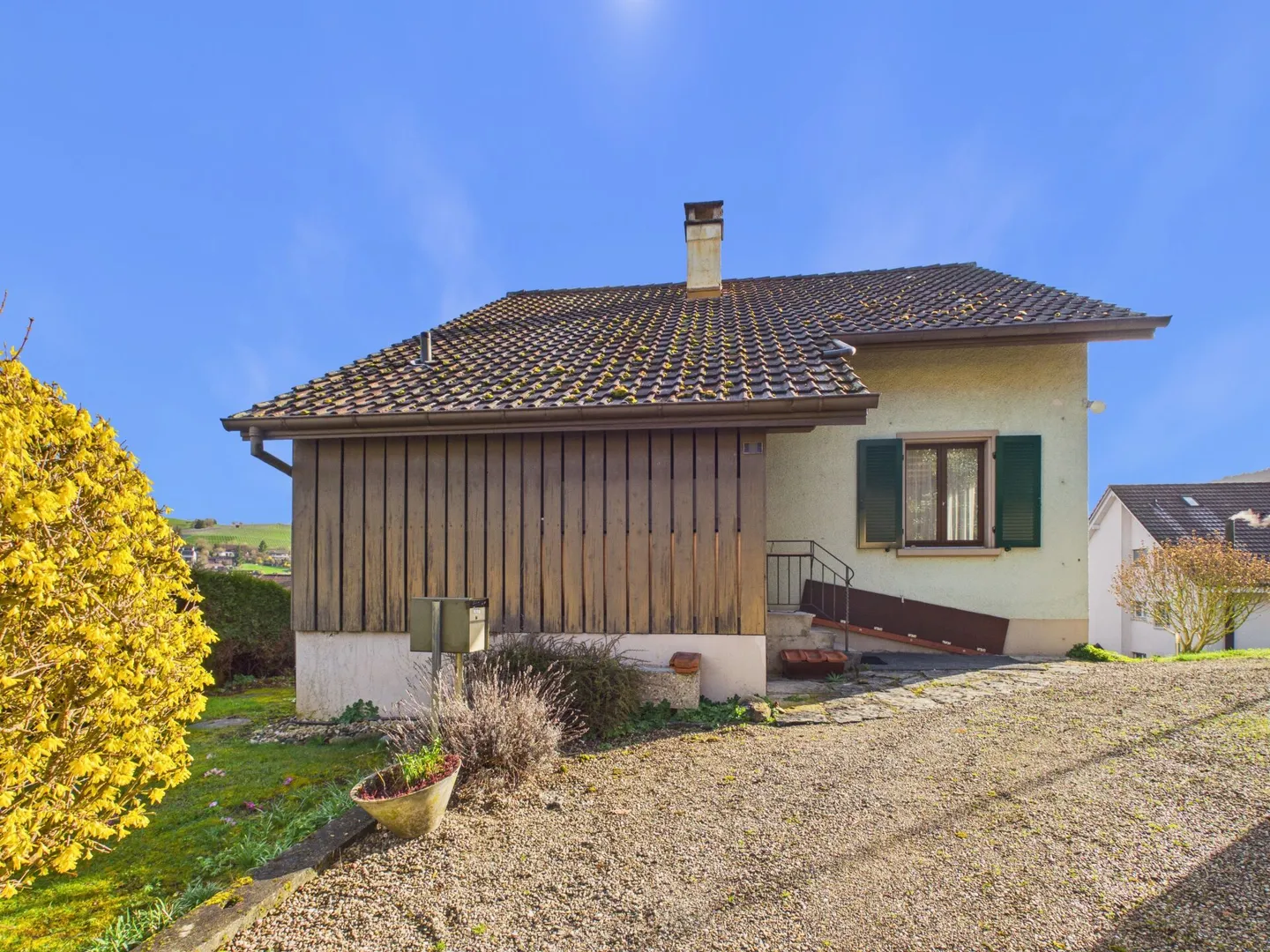 Incantevole casa unifamiliare con grande potenziale in una buona posizione a Magden - Foto 1 di 17