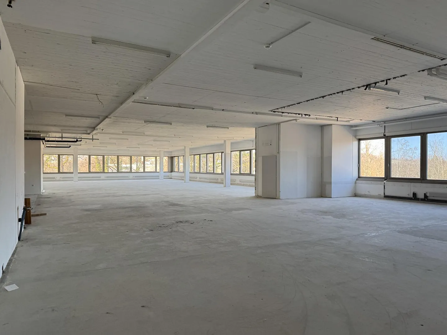 Spazio ufficio luminoso e aperto in una posizione privilegiata - Foto 2 di 6