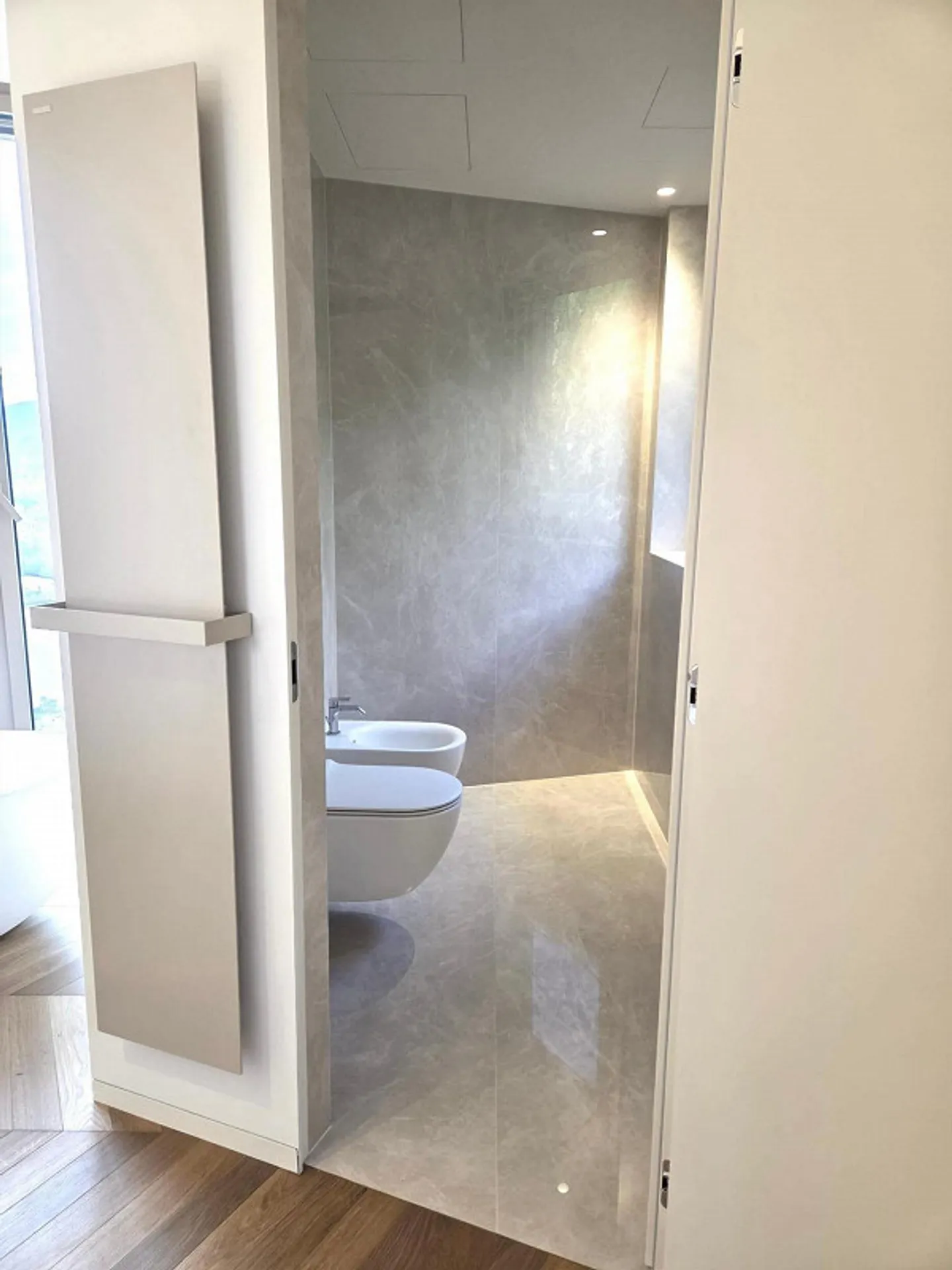 Luxury Penthouse with Lake View - Photo 7 of 10