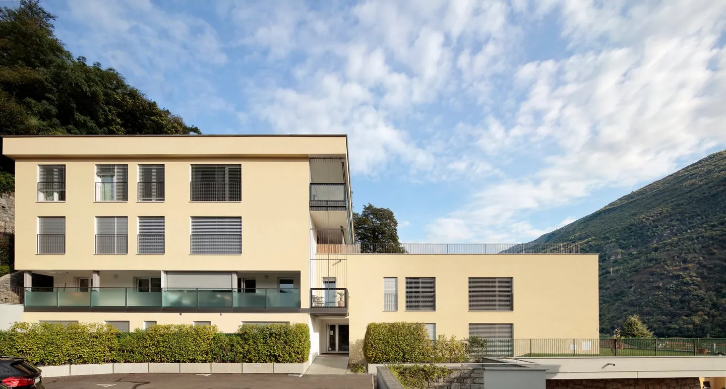 NOUS LOUONS UN APPARTEMENT DE 3.5 PIÈCES AVEC TERRASSE À LOSONE - Photo 1 sur 4