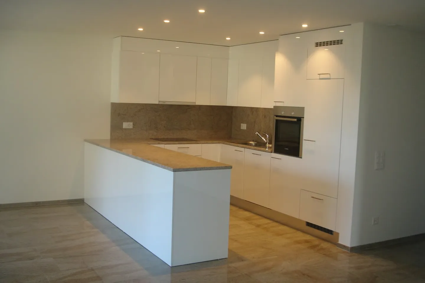 NOUS LOUONS UN APPARTEMENT DE 3.5 PIÈCES AVEC TERRASSE À LOSONE - Photo 3 sur 4