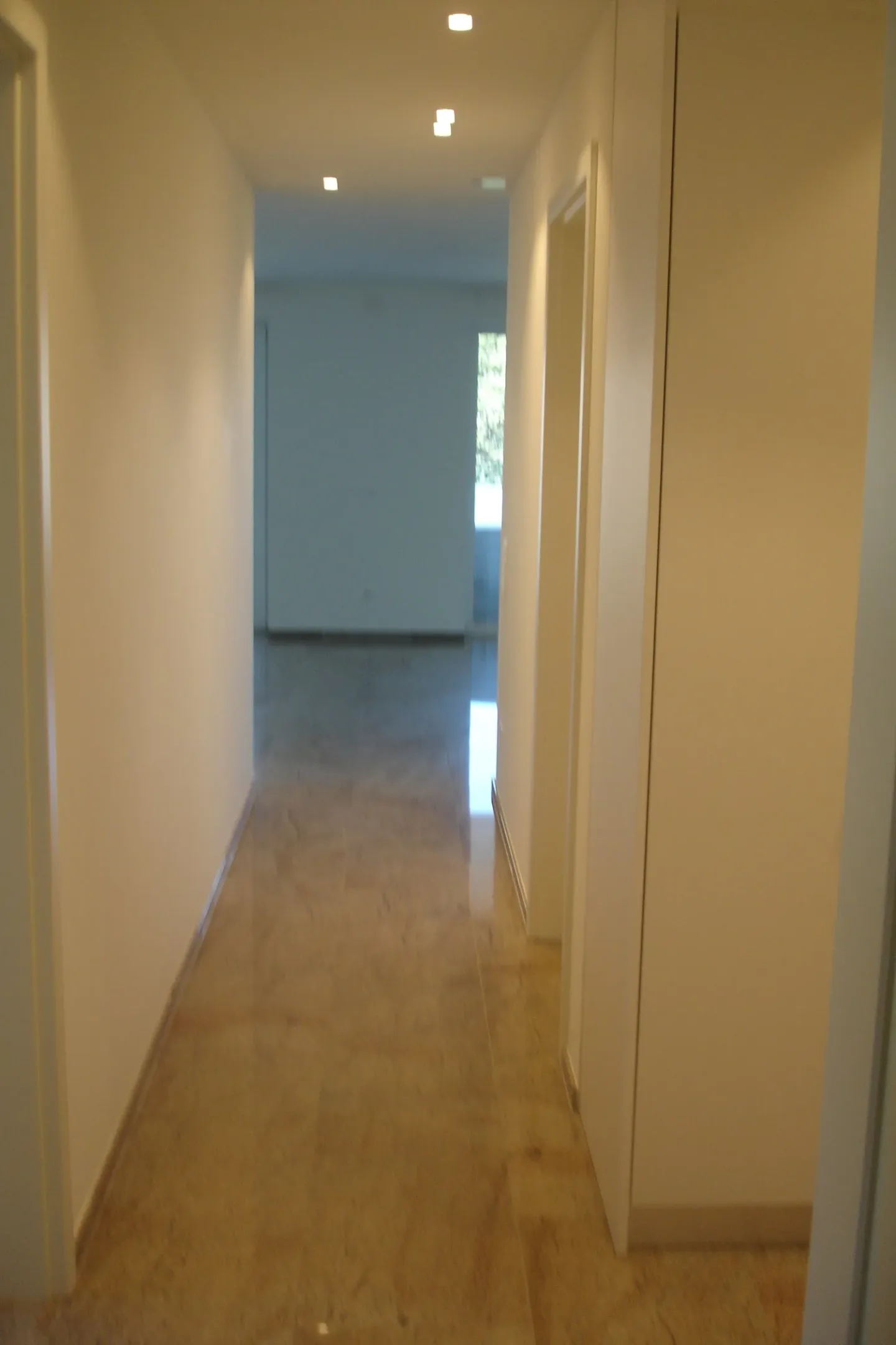 NOUS LOUONS UN APPARTEMENT DE 3.5 PIÈCES AVEC TERRASSE À LOSONE - Photo 4 sur 4