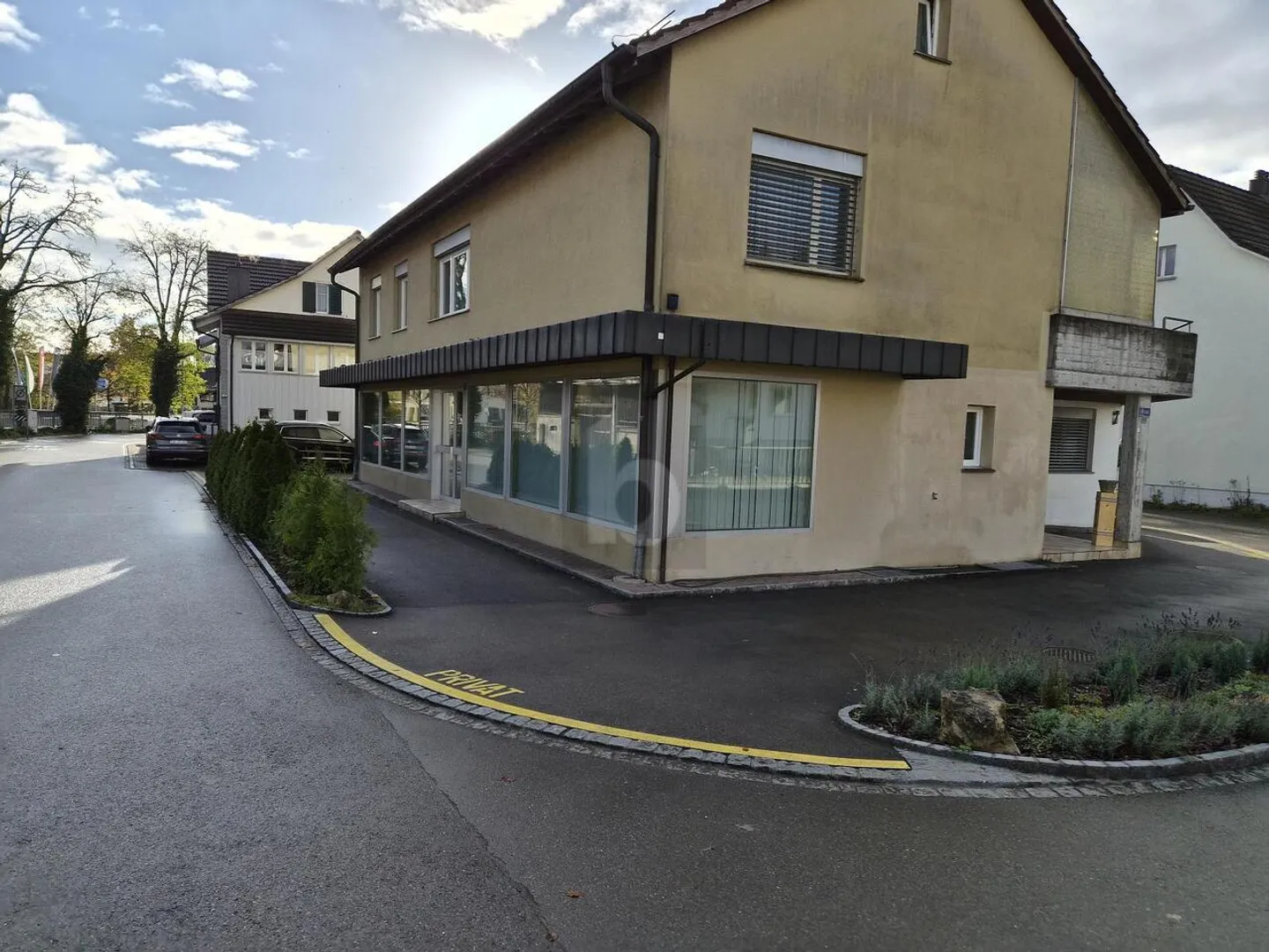 SPACIEUX ET POLYVALENT, AU CENTRE DU VILLAGE - Photo 2 sur 6