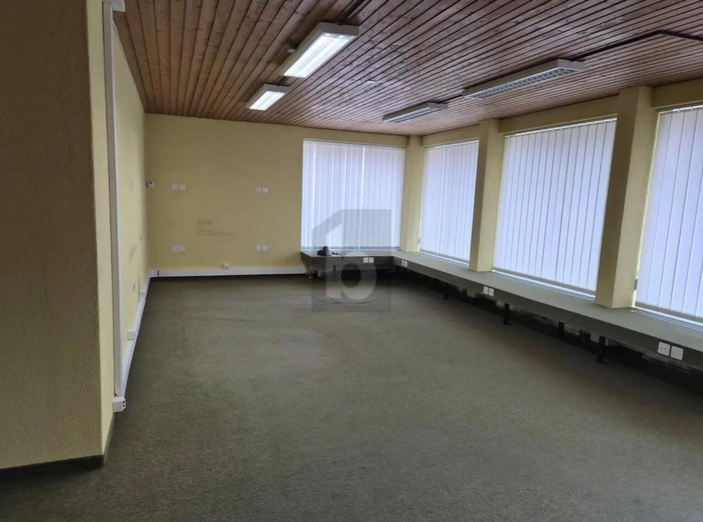 SPACIEUX ET POLYVALENT, AU CENTRE DU VILLAGE - Photo 5 sur 6