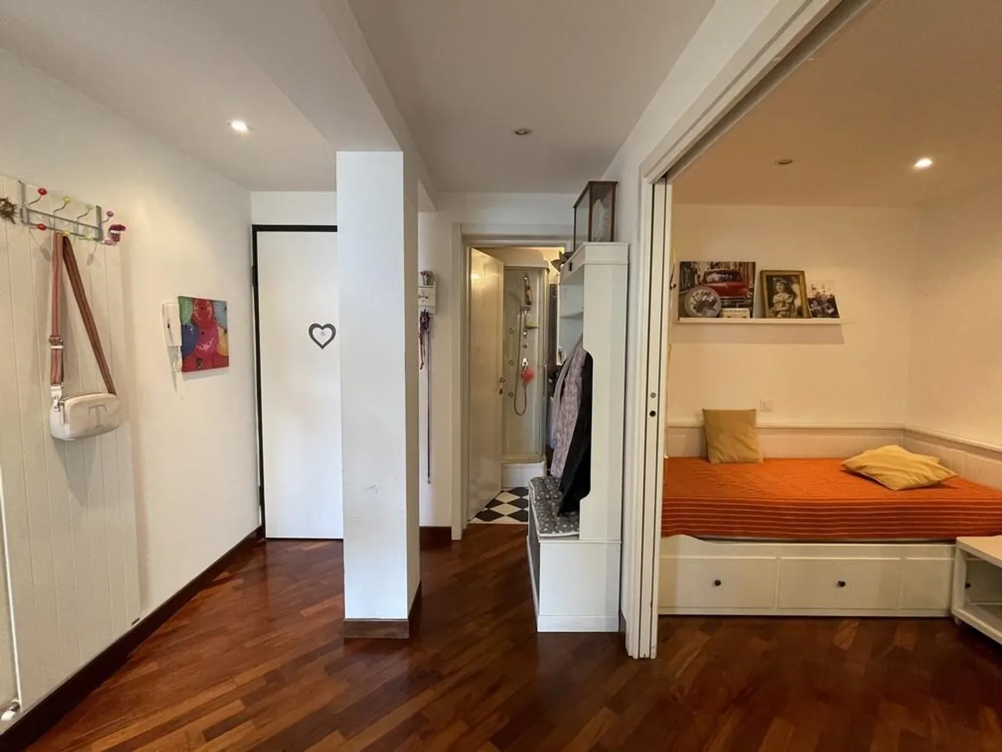 Spacious 2.5-room apartment with lake view and external parking - Photo 9 of 12