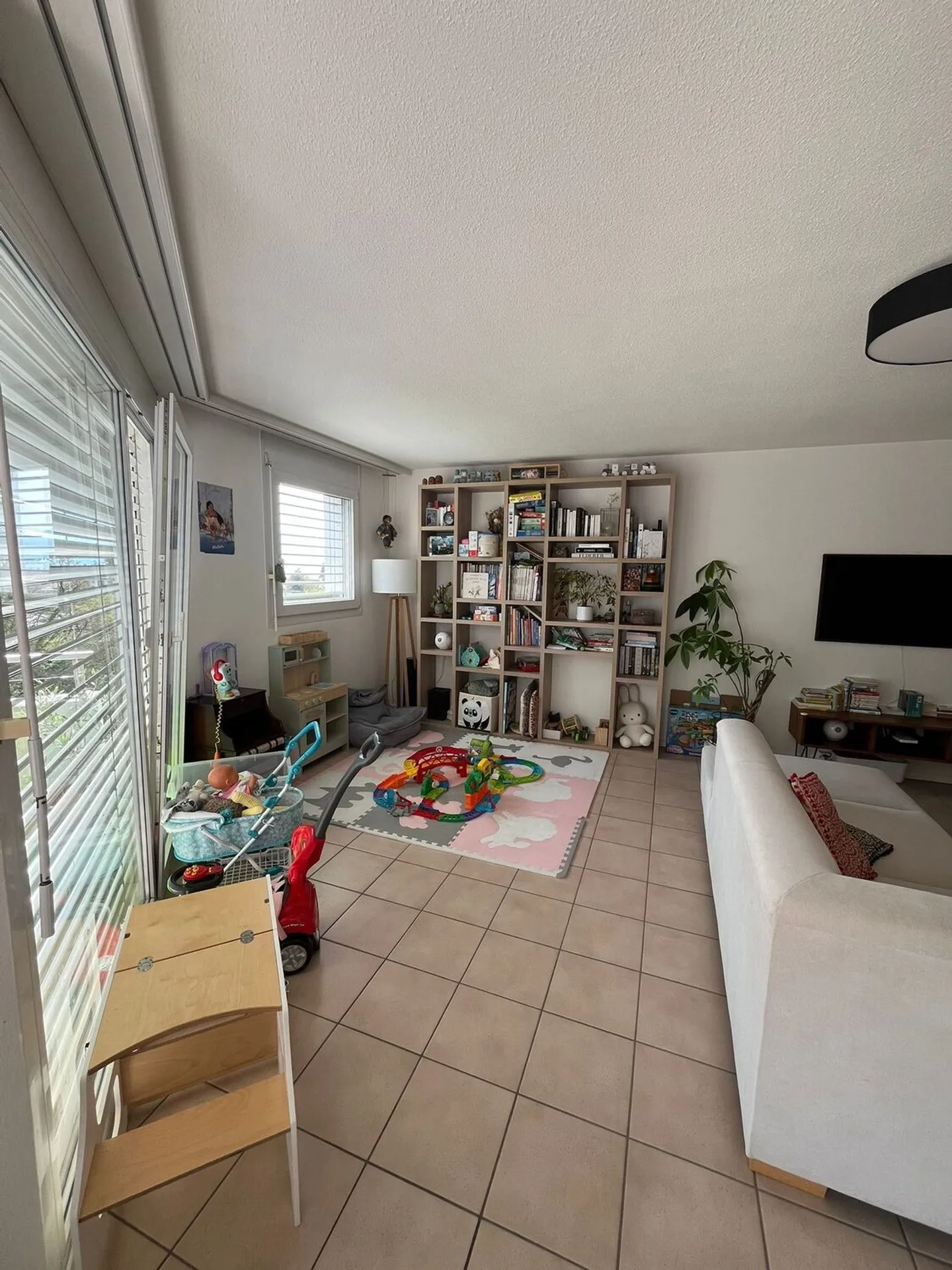 Spacious 4.5 Room Apartment - Photo 2 of 9