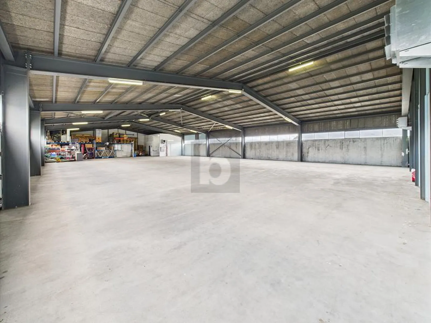 Entrepôt spacieux à Belp - Photo 2 sur 5