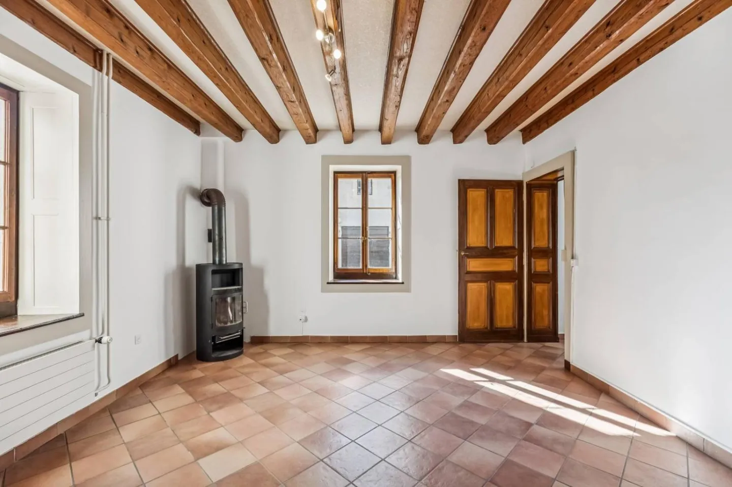 CHARME et VOLUME pour cette grande maison dans le village - Photo 4 sur 13