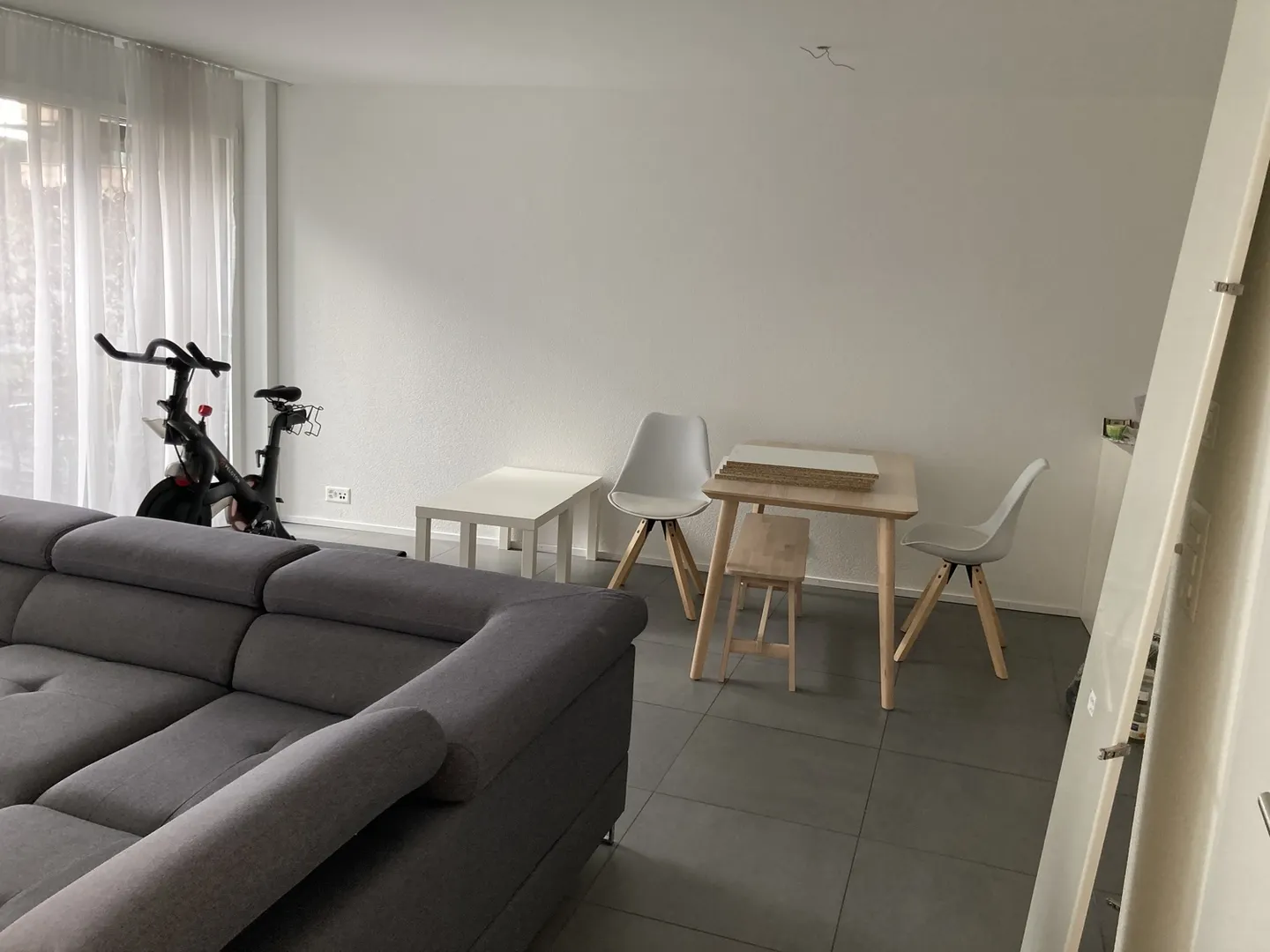Appartement moderne avec terrasse - Photo 2 sur 4