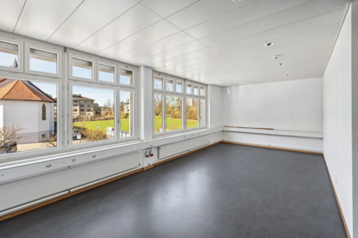 Bright office space (Open space) for rent - Photo 1 of 8